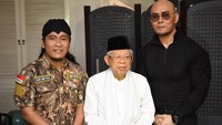 Gus Miftah mendampingi Deddy Corbuzier saat bertamu ke kediaman KH Maruf Amin. Foto: Noel/detikHOT