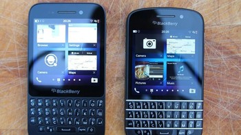 Ketika disandingkan dengan BlackBery Q10. BlackBerry Q5 dirilis di pasar wilayah Eropa, Timur Tengah, Asia dan Amerika Latin ketika itu, menyasar mereka yang mendambakan Z10 atau Q10 namun terbentur harga yang tinggi.  Kini, smartphone dengan form factor semacam ini yang dibekali keyboard fisik bisa dibilang sudah punah. Foto: Pocket Lint 