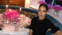 Menghadiri acara makan malam yang diadakan Michael Kors, model asal Inggris itu mengenakan dress hitam. Ia mengunggah foto ini pada 10 Mei lalu.  