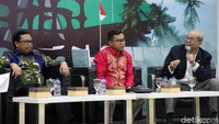 Anggota Fraksi Partai Demokrat di MPR RI, Herman Khaeron bersama Direktur Eksekutif Voxpol Center, Pangi Syarwi Chaniago dan Anggota Fraksi Partai Golkar di MPR RI, Rambe Kamarul Zaman hadir menjadi narasumber dalam diskusi tersebut.