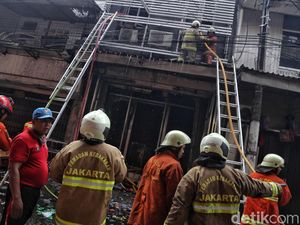 Kios Kembang Api yang Terbakar di Pasar Asemka Berhasil Dipadamkan