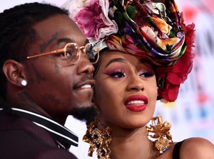 Kesal Suaminya Tak Becus Makan Chicken Wings, Cardi B Curhat di Instagram
