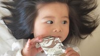 Ada yang bisa tebak kira-kira Baby Chanco mau ngemil apa yaa? Foto: Instagram babychanco