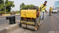 Penambalan dilakukan saat lalu lintas di flyover ramai lancar.