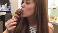  Sama seperti wanita pada umumnya, Fani juga penyuka es krim. Terlebih es krim cone cokelat. Nyam! Foto: Instagram fanifen
