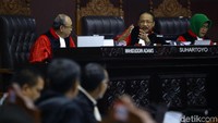 Momen saat Suhartoyo lantas memberikan usulan kepada ketua majelis hakim Anwar Usman agar dua ahli (Eddy dan Heru Widodo) yang diajukan oleh tim Jokowi hari ini diperiksa dengan posisi duduk.