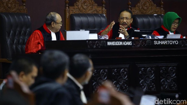 MK Tolak Eksepsi KPU-Tim Jokowi yang Protes Berkas Baru Gugatan Prabowo MK Tolak Eksepsi KPU-Tim Jokowi yang Protes Berkas Baru Gugatan Prabowo