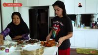 Buktikan Jago Masak, Ussy Bikin Cumi Item dan Lidah Mercon Andalannya
