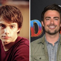 Mean Girls menjadi salah satu film wajib tonton para remaja wanita di tahun 2000an. Ketampanan Jonathan Bennett pun pasti pernah menarik perhatian Anda. Kini Jonathan pun masih terlihat tampan. Foto: Istimewa/Getty Images