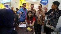 Presiden Direktur BCA Jahja Setiaatmadja (ketiga kanan), Direktur BCA Erwan Yuris (kiri), Direktur BCA Lianawaty Suwono (kedua kiri), Kepala Kantor Wilayah IV Hendrik Sia (ketiga kiri) bersama Kepala OJK Regional VI Sulampua Zulmi (kanan) dan Kepala Grup Sistem Pembayaran, Pengelolaan Uang dan Layanan Administrasi Bank Indonesia Provinsi Sulawesi Selatan Amanlison Sembiring (kedua kanan) di tengah peresmian Kantor Wilayah IV Makassar di Makassar, Jumat (21/06).