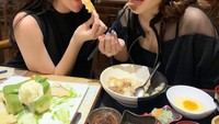 Makan terusss jangan kasih kendor ya nas!, tulis Nisya yang terlihat sedang menikmati makanan ala Jepang. Foto: Instagram@nissyaa