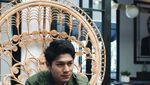 Momen Pesinetron Ganteng Rizky Billar Saat Jadi Barista dan Nongkrong di Kafe