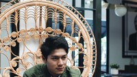 Santai nongkrong di kafe dengan suguhan es jeruk, ekspresi Rizky kok malah tegang gitu ya? Foto: Instagram rizkybillar