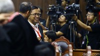 Dua ahli dihadirkan paslon 01 untuk menjawab tudingan kecurangan TSM dari segi hukum.