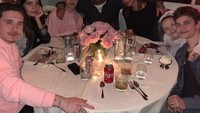 Tuh kan! Hana memang sudah dekat dengan keluarga sang kekasih. Ia bahkan sempat satu meja dengan David Beckham, Victoria, dan adik-adik Brooklyn. Foto: Instagram victoriabeckham  