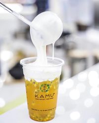 Selain Bubble, Ada Milk Tea Topping Busa Keju yang Hits di Sini