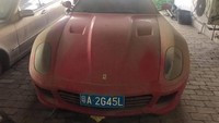 Mobil dijual seharga 250 dolar atau kalau dirupiahkan hanya sekitar Rp 3,5 juta. Kondisinya masih cukup mulus untuk sekelas mobil bekas, hanya saja mobil dipenuhi debu di sekujur bodinya.Foto: AsiaWire