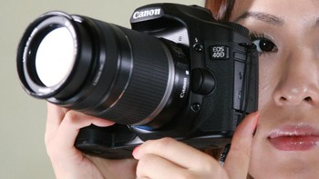 Seorang model menampilkan kamera baru Canon EOS 40D digital SLR di Tokyo, Jepang, pada tanggal 20 Agustus 2007 silam. Koichi Kamoshida/Getty Images.