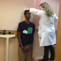 Seorang staf medis harus naik meja untuk mengukur tinggi badan pria ini, saat cek kesehatan rutin. Foto: Dok. Boredpanda