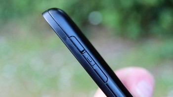 Baterai berkekuatan 2.100 mAh menjadi sumber daya BlackBerry Q10. Foto: Pocket Lint