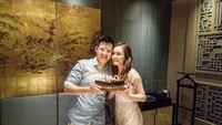 Perayaan ulang tahun David tahun lalu dirayakan di resto hotel mewah. Ada kue cokelat yang diberikan Shandy pada suaminya. Foto: Instagram shandyaulia
