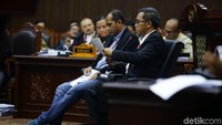 Dua ahli yang dihadirkan tim kuasa hukum paslon 01 adalah Profesor Edward Omar Sharif Hiraiej dari UGM dan Dr. Heru Widodo (kanan).