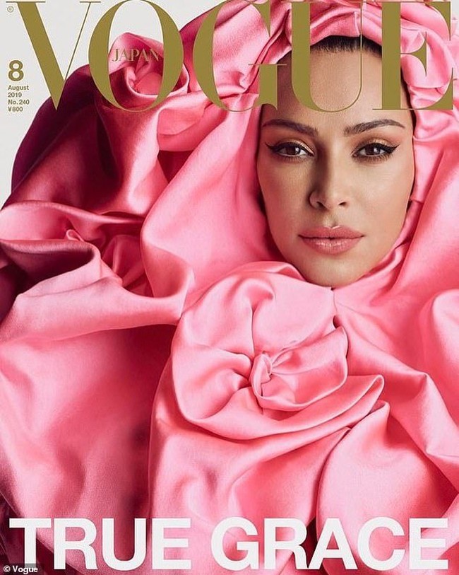 Tak tanggung-tanggung, ada tiga pilihan cover untuk edisi Kim Kardashian ini. Namun, satu hal yang menarik perhatian adalah gaya busana Kim. Dikenal suka tampil seksi dengan busana terbuka atau ketat, Kim kali ini menebar pesonanya dengan busana serba longgar yang sesekali nyentrik. (Foto: Dok. Vogue Japan)