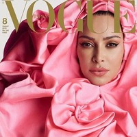 Tak tanggung-tanggung, ada tiga pilihan cover untuk edisi Kim Kardashian ini. Namun, satu hal yang menarik perhatian adalah gaya busana Kim. Dikenal suka tampil seksi dengan busana terbuka atau ketat, Kim kali ini menebar pesonanya dengan busana serba longgar yang sesekali nyentrik. (Foto: Dok. Vogue Japan)