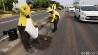 Proses penambalan dilakukan dengan cara diuruk pasir dan kemudian diaspal kembali.