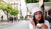 Yummy! Selain boba milk tea, artis cantik yang pernah bermain dalam Mermaid In Love ini ternyata juga suka es krim. Foto: Instagram@rklopperr