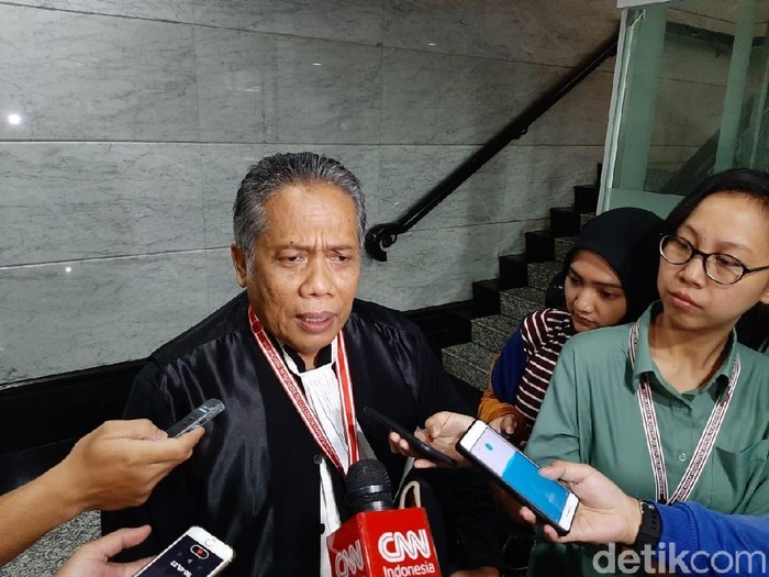Anggota tim hukum Jokowi-Maruf, Luhut Pangaribuan (Faiq Hidayat/detikcom)