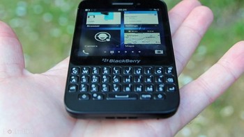Layar sentuh BlackBerry Q5 seluas 3,1 inch dengan resolusi 720 x 720 pixel. Resolusi itu memang belum full HD, namun lumayan jernih untuk handset kelas menengah di zamannya. Foto: Pocket Lint