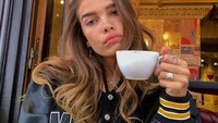 Wanita yang lebih tua 2 tahun dari Brooklyn itu penggemar kopi. Ia bahkan bergaya di depan kamera saat hendak menyesapnya. 