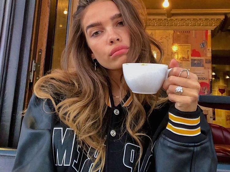 Kulineran Ala Hana Cross, Model Cantik Pacar Brooklyn Beckham