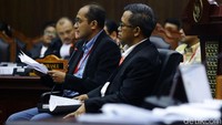 Akhirnya, Hakim Suhartoyo lantas memberikan usulan kepada ketua majelis hakim Anwar Usman agar dua ahli (Eddy dan Heru Widodo) yang diajukan oleh tim Jokowi hari ini diperiksa dengan posisi duduk.  