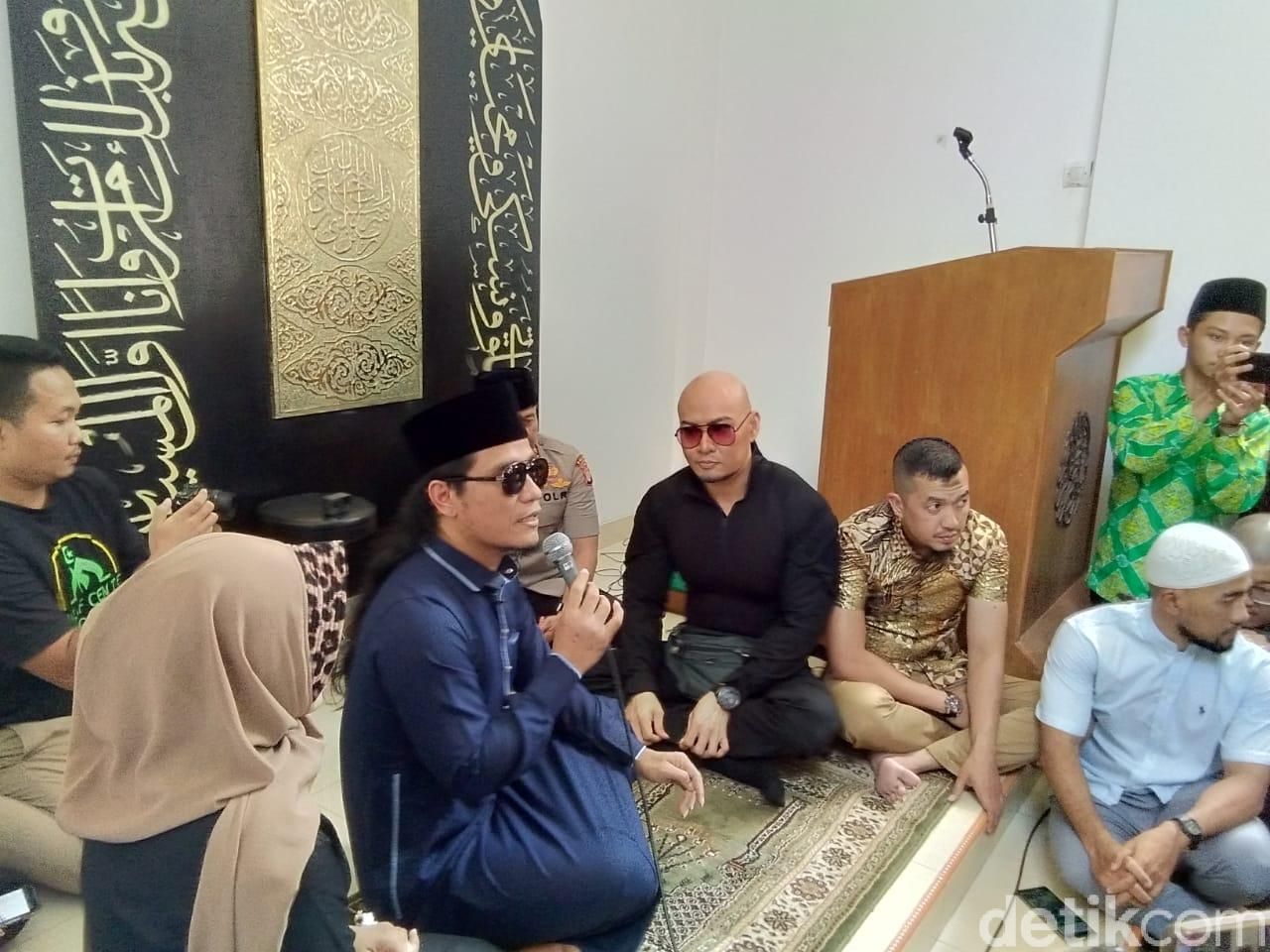 Deddy Corbuzier ucapkan dua kalimat syahadat.