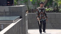 Dalam kasus ini, Muzni ditetapkan KPK sebagai tersangka karena diduga menerima suap Rp 460 juta untuk proyek pembangunan jembatan Ambayan. KPK juga mengatakan ada dugaan aliran suap Rp 315 juta terkait proyek Masjid Agung Solok Selatan yang diberikan Yamin ke bawahan Muzni.