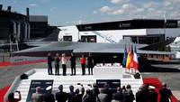 Di ajang pameran industri dirgantara ini pula Menteri Pertahanan (Menhan) Prancis, Jerman, dan Spanyol menandatangani kesepakatan peluncuran kerangka kerja sama trilateral pengembangan jet tempur generasi baru. Yoan Valat/Pool via Reuters.