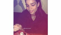 Lagi-lagi mengabadikan momen santap bareng Hana. Foto yang diunggah Brooklyn pada 4 Juni ini memperlihatkan Hana yang tengah menikmati dessert. Foto: Instagram brooklynbeckham    