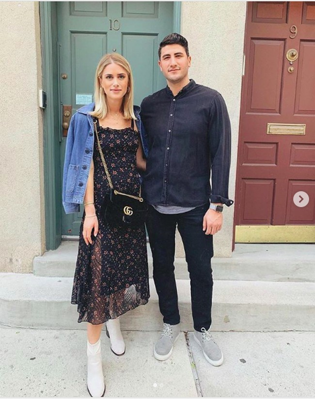 Sayang kisah romantis itu tak sepenuhnya benar. Baru-baru ini muncul sebuah proposal sponsor untuk mendukung lamaran settingan itu. Publik pun dibuat kecewa karenanya. Kami mengundang para brand untuk bermitra dalam momentum ini dan kota-kota indah yang akan dikunjungi nanti, tulis proposal itu. Foto: Instagram/ Marissa Casey Fuchs