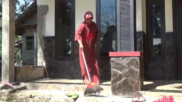 Ulat bulu serang rumah-rumah warga/