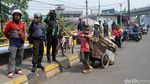 Detik-detik Evakuasi Kontainer di Kolong Flyover Pesing