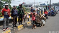 Sebagian warga mengabadikan proses evakuasi menggunakan smartphone.