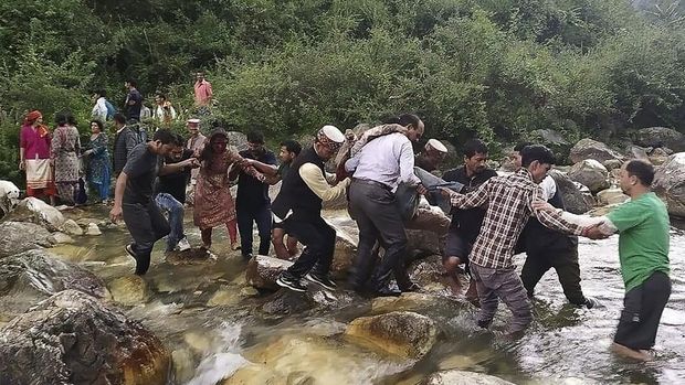 Relawan dan petugas berupaya menyelamatkan para korban dalam kecelakaan maut ini