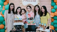 Baru mengeluarkan single terbaru berjudul Terimakasih Telah Singgah, Nisya terlihat kompak saat merayakan uolang tahun putra bungsunya bersama keluarga. Foto: Instagram@nissyaa