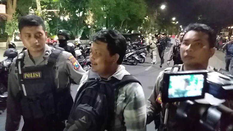 1 Orang Diamankan Polisi Saat Aksi Protes Sistem Zonasi di Surabaya 1 Orang Diamankan Polisi Saat Aksi Protes Sistem Zonasi di Surabaya