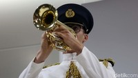 Mereka kemudian menyapa warga Jakarta dan memainkan musik khas tentara Inggris.