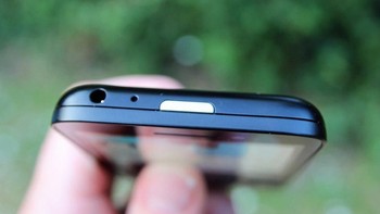 Sisi atas bodinya terdapat headphone jack standar 3,5 mm. Foto: Pocket Lint