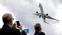 Pesawat pabrikan Airbus A350-1000 unjuk kebolehan dalam ajang International Paris Air Show 2019. Pascal Rossignol/Reuters.