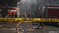 Garis polisi dipasang untuk keamanan warga.